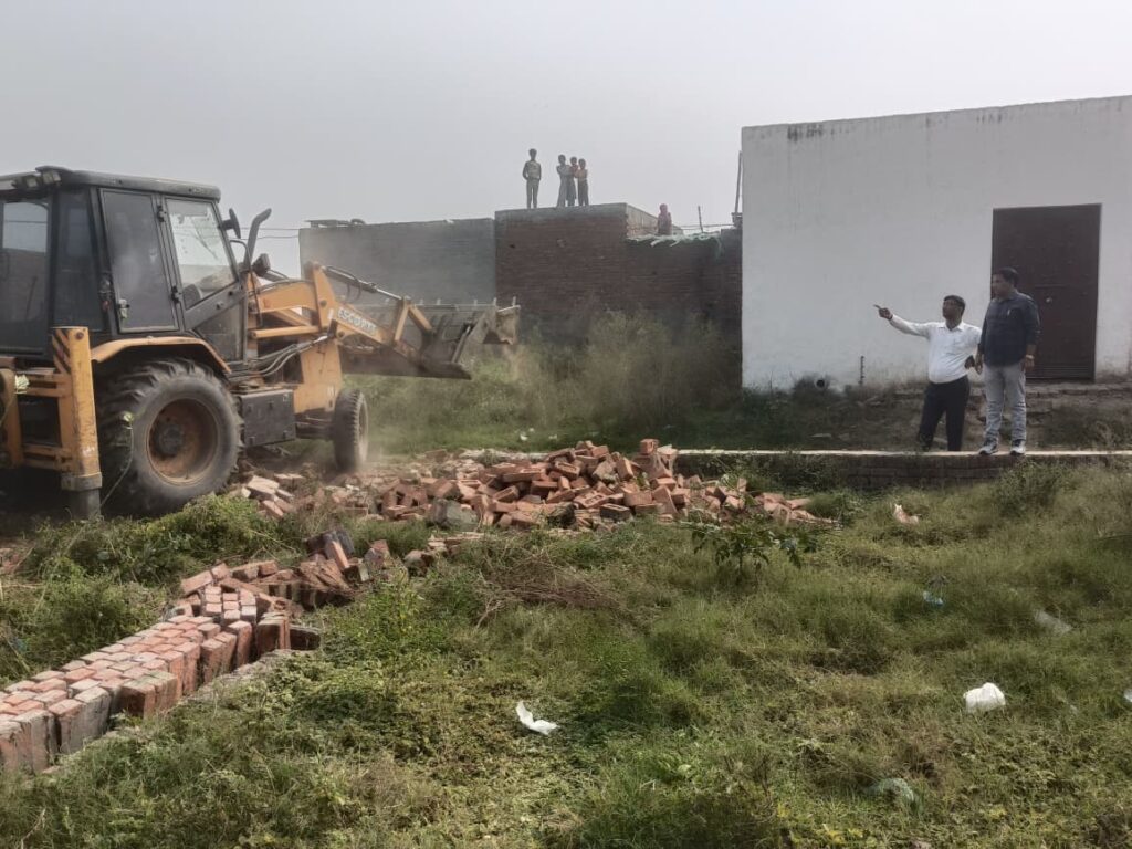 अनाधिकृत कॉलोनी पर चलता हुआ बुलडोज़र पूर्व कार्यवाही... (फोटो)