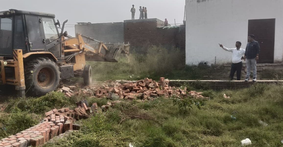 अनाधिकृत कॉलोनी पर चलता हुआ बुलडोज़र पूर्व कार्यवाही... (फोटो)