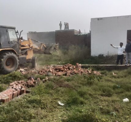 अनाधिकृत कॉलोनी पर चलता हुआ बुलडोज़र पूर्व कार्यवाही... (फोटो)