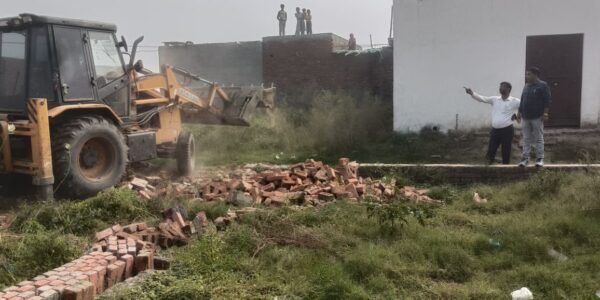 अनाधिकृत कॉलोनी पर चलता हुआ बुलडोज़र पूर्व कार्यवाही... (फोटो)